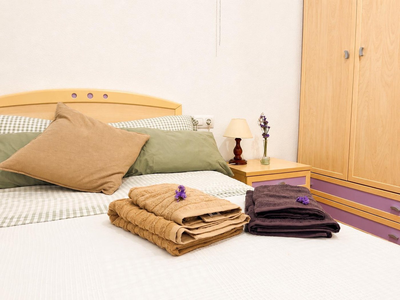 Dormitorio con cama doble
