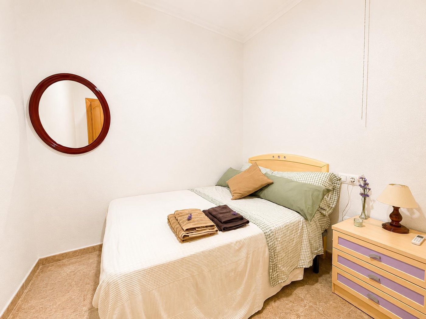 Dormitorio con cama doble